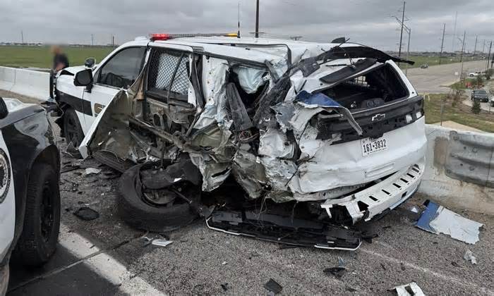 Xe tuần tra bị đâm trúng, cảnh sát mắc ngược trên thành cầu