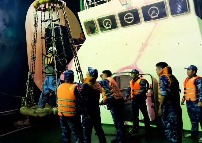 Cảnh sát biển cấp cứu kịp thời thuyền viên gặp tình huống hiểm nghèo