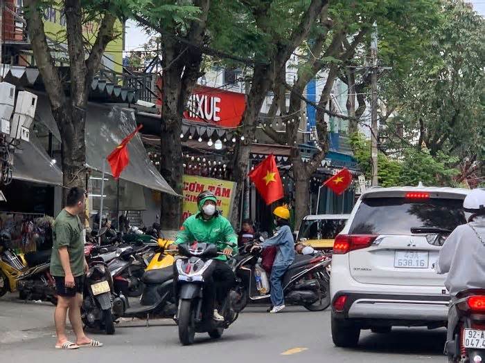 Nhiều hàng quán ở Đà Nẵng lấn chiếm lòng đường làm chỗ để xe