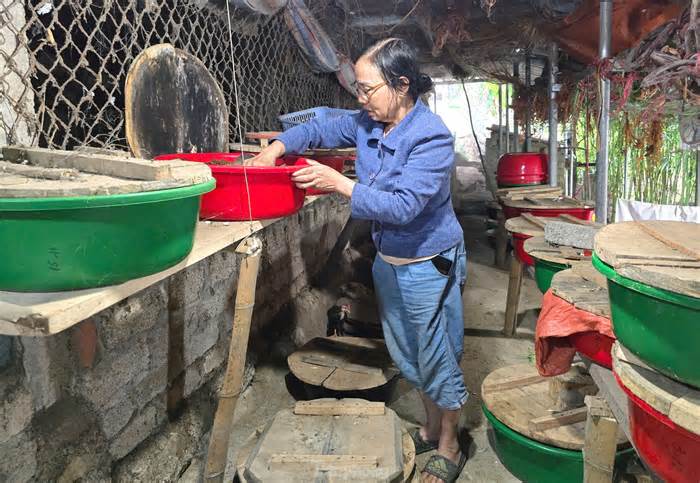 Bà giáo người Thái kiếm nửa triệu mỗi ngày từ nuôi côn trùng đặc sản