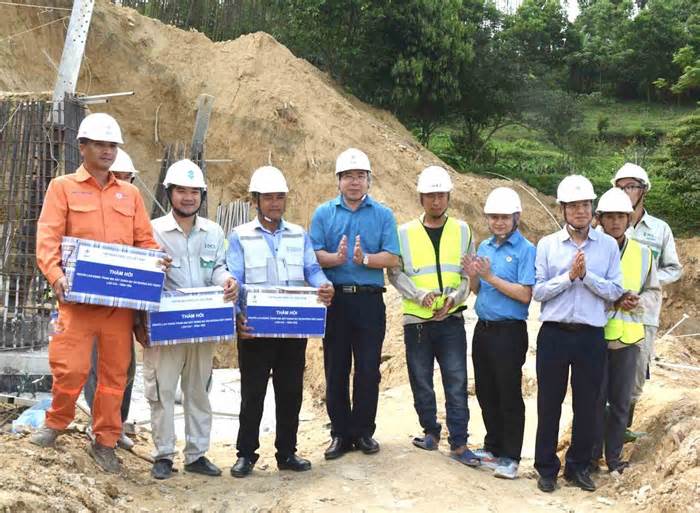 Khen thưởng đột xuất người lao động thi công đường dây 500kV Lào Cai – Vĩnh Yên