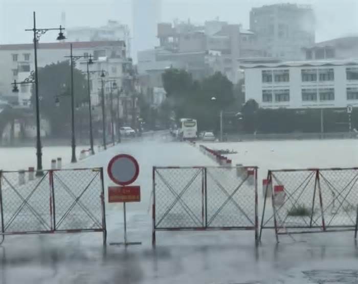 Thuỷ điện ở Huế xả lũ 1.800 m³/s, nhiều khu vực ở hạ du ngập sâu