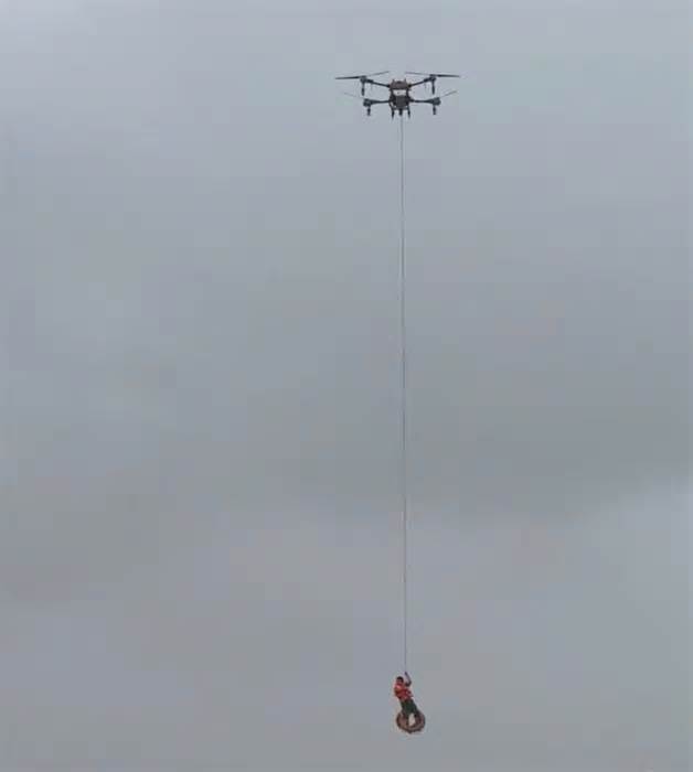 Dùng máy bay không người lái cứu 1 người bị lật thuyền