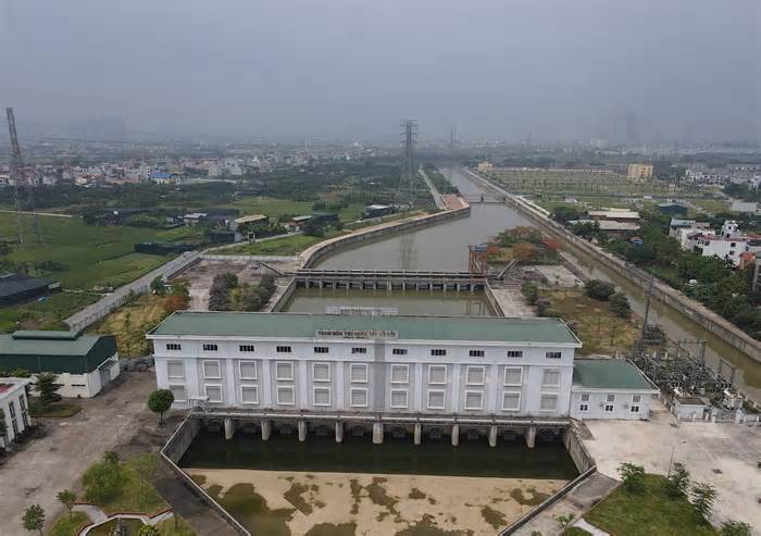 Rác thải 'tấn công' tuyến đường hai bên kênh dẫn dự án chống ngập ở Hà Nội