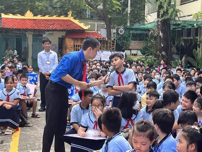 Phụ huynh than con không được học thêm: Không có chỗ gửi hay sợ con thua bạn?