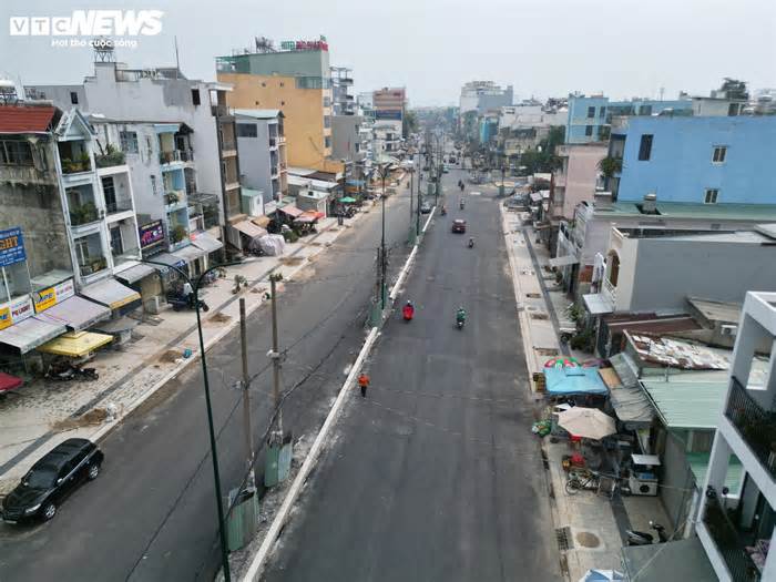 Cột điện, lô cốt gây mất an toàn giao thông tại dự án trọng điểm ở TP.HCM