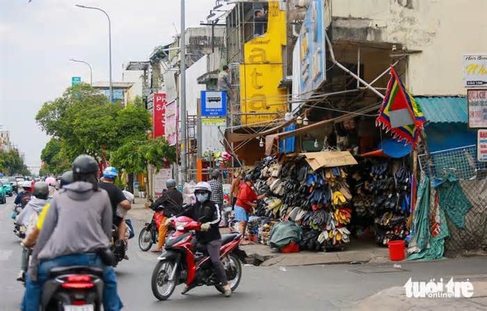 Đứng vỉa hè đợi xe bỗng bị chửi xối xả, đốt phong long