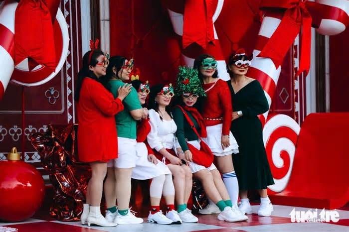 TP.HCM sáng nay lạnh như Đà Lạt, nhiều người tranh thủ tận hưởng 'cái lạnh dễ thương'