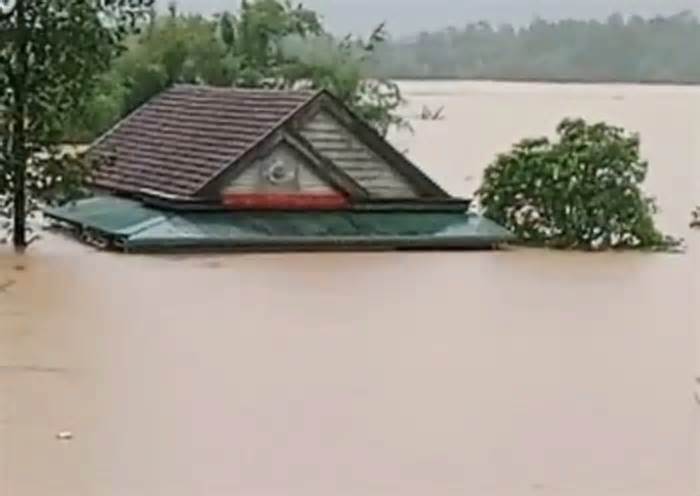 Nước lũ cuốn trôi xe đầu kéo, tài xế mất tích