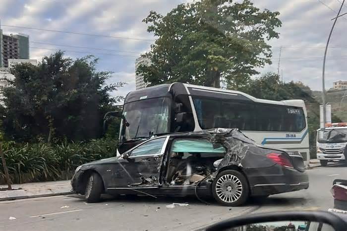 Xe Mercedes Maybach phóng nhanh tông vào xe khách đỗ ven đường, tài xế bị thương nặng