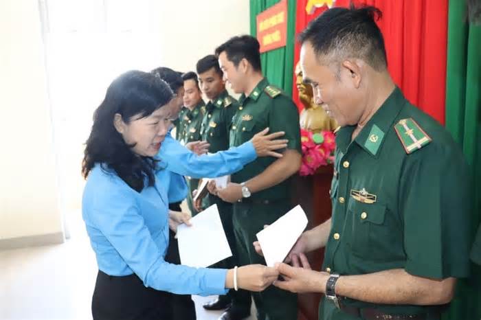 Công đoàn Đồng Tháp thăm, chúc Tết cán bộ, chiến sĩ