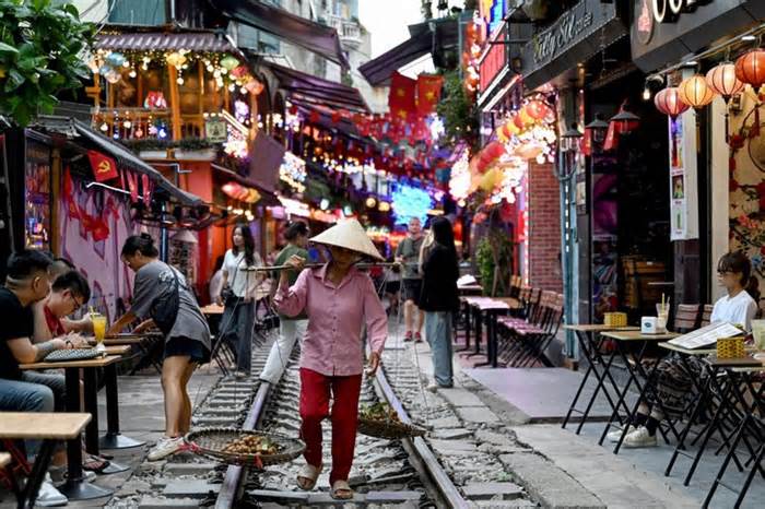 Nikkei Asia: Việt Nam đón 'cơn sóng vàng' du khách Trung Quốc