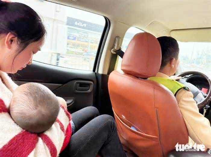 Cảnh sát giao thông hỗ trợ đưa bé trai bị co giật đi cấp cứu