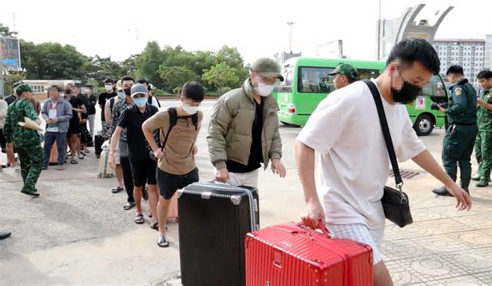Niềm vui của những người được giải cứu khỏi 'tập đoàn lừa đảo' ở Campuchia