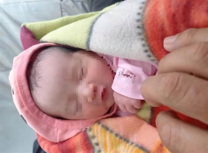 Bé gái sơ sinh còn nguyên dây rốn nằm trong túi xách bỏ rơi bên vệ đường