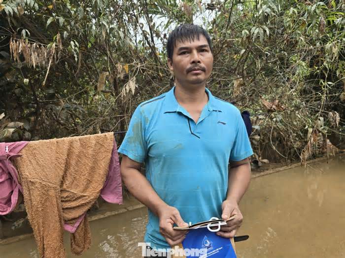 Bỏ tài sản gia đình bị cuốn trôi, một mình chèo thuyền trong lũ cứu người dân