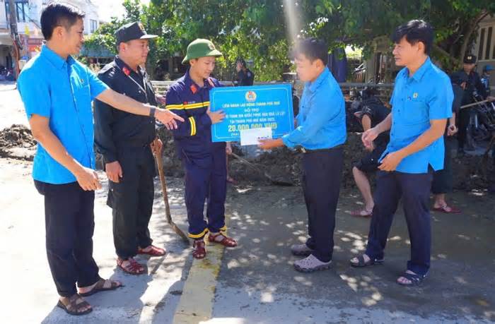 Công đoàn tiếp sức cho lực lượng công an đang ra sức dọn vệ sinh sau lũ ở Huế