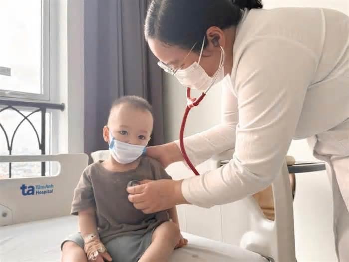 Bé trai bị áp xe góc hàm