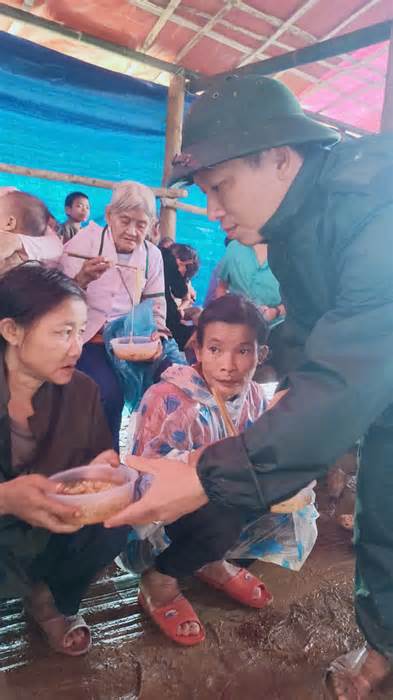 Bộ đội dựng chòi tre giúp người dân tá túc giữa rừng tránh sạt lở