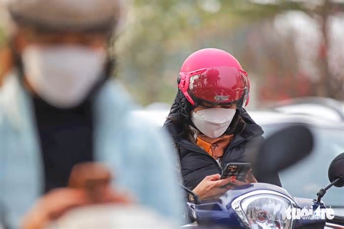 Tài xế lo lắng trước tin 'dùng điện thoại khi dừng đèn đỏ bị xử phạt', cảnh sát giao thông nói gì?