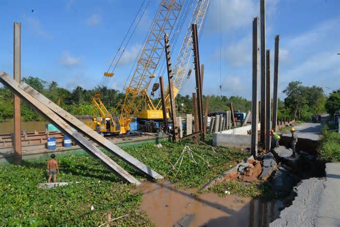 Đồng Tháp: Đường đổ nhào xuống sông, trường học bị cô lập