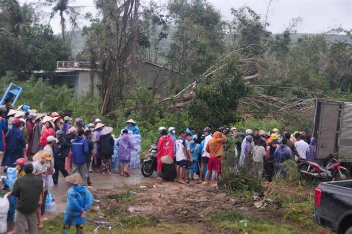 Người dân ven sông Kỳ Lộ nối hàng dài nhận hàng cứu trợ