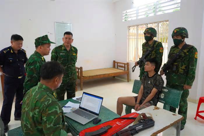 Phát hiện đối tượng mang súng AK làm thủ tục xuất cảnh sang Campuchia