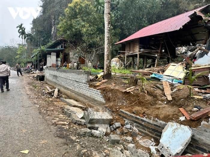 Sạt lở đá ở Thanh Hóa, nhiều hộ dân tháo chạy trong đêm