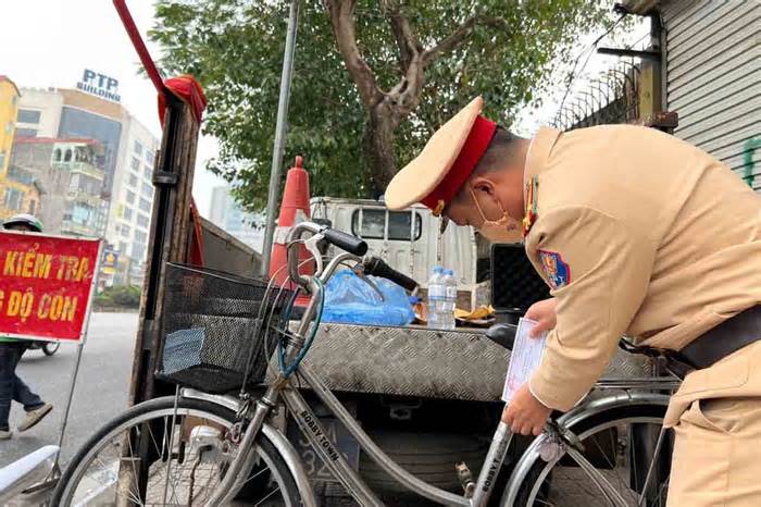 Tạm giữ 2 xe đạp của người vi phạm nồng độ cồn ở Hà Nội