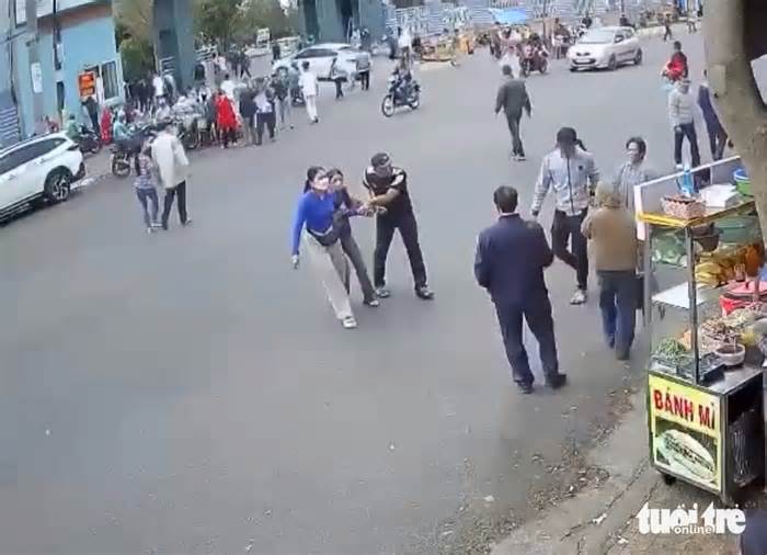 'Cò cơm' chèo kéo khách, hung hãn trước cổng Bệnh viện đa khoa vùng Tây Nguyên