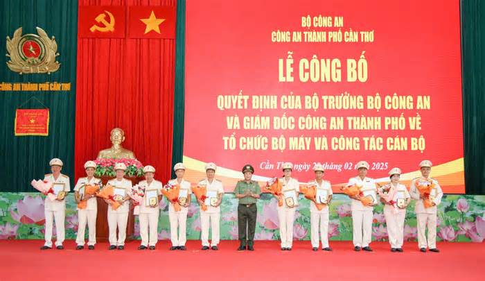 Cần Thơ giải thể Công an quận, huyện, điều động 52 cán bộ
