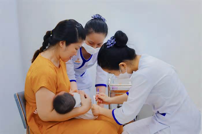 Lo ngại khói thuốc lá, cha mẹ cho con tiêm kháng thể phòng RSV