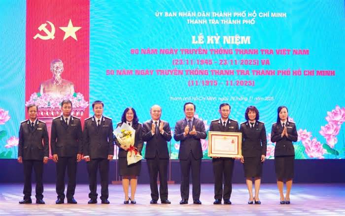 Thanh tra TP.HCM nhận huân chương lao động hạng nhất