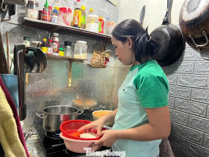 Người lao động chật vật giữa những ngày rau tăng giá