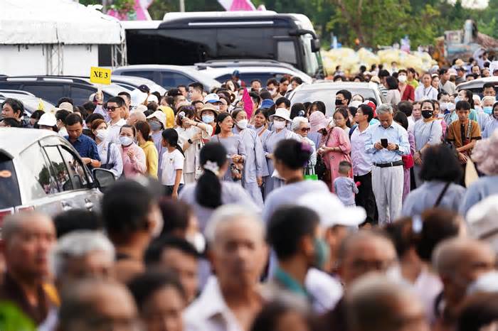 Hàng vạn người xếp hàng chiêm bái xá lợi Phật, nhiều người vượt 1.700km