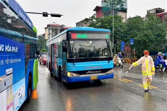 Xe buýt đi vào đường cấm trên cầu Chương Dương gây bức xúc, tài xế bị xử phạt