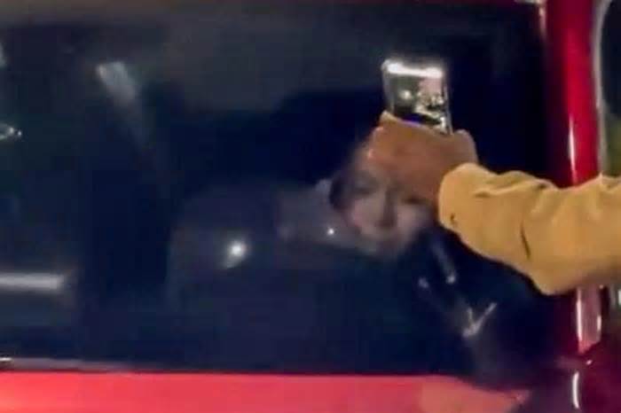 Nữ ca sĩ thản nhiên hút bóng cười khi bị CSGT dừng xe