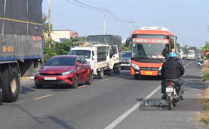 Phà Đình Khao kẹt xe kéo dài hơn 1,5 km