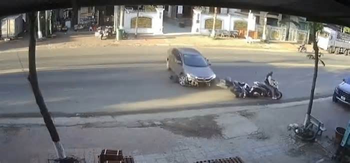 Hơn chục người xúm lại nhấc bổng ô tô, cứu nạn nhân dưới gầm xe
