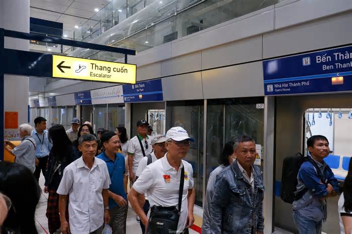 Thời tiết xấu khiến tàu metro TPHCM tạm dừng hoạt động