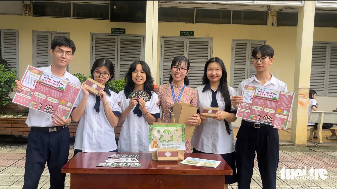 Nhóm học sinh làm bộ trò chơi về lịch sử Việt Nam