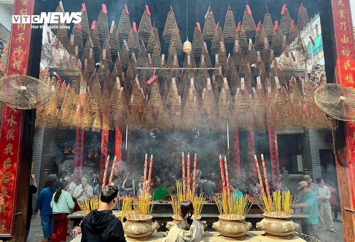 Chùa Bà Thiên Hậu đông kín người cầu an ngày Tết Nguyên tiêu