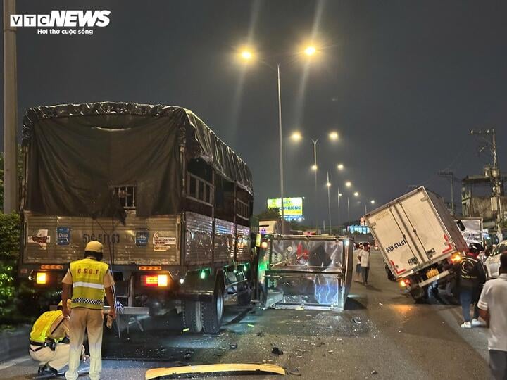 TP.HCM: Tai nạn liên hoàn, nhiều xe tải nằm ngổn ngang trên đường
