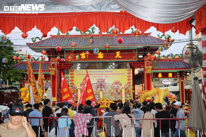 Hàng nghìn người xuống đường hứng lộc Bà Thiên Hậu ở Bình Dương