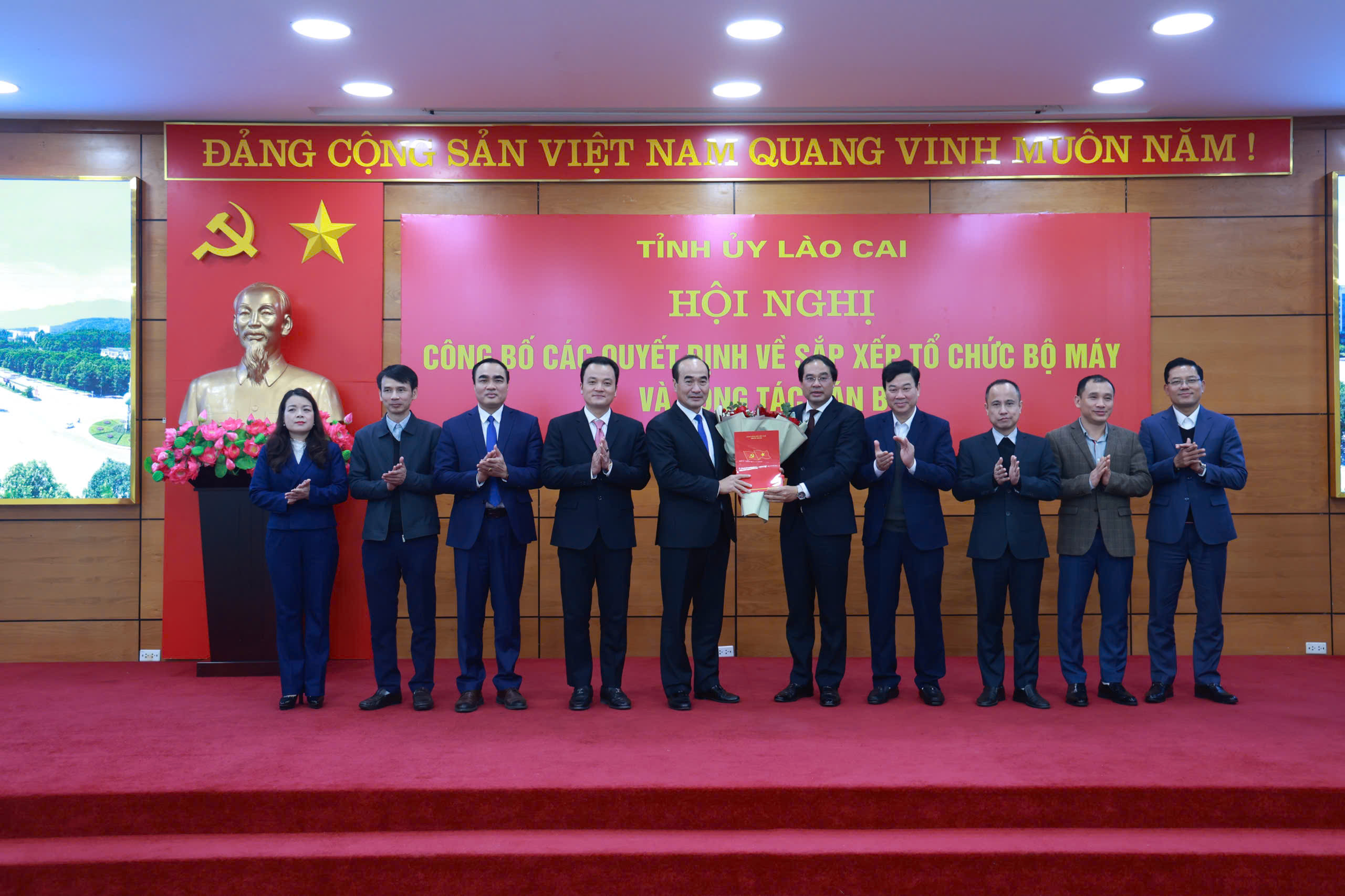Lào Cai công bố các quyết định về sắp xếp tổ chức bộ máy và công tác cán bộ