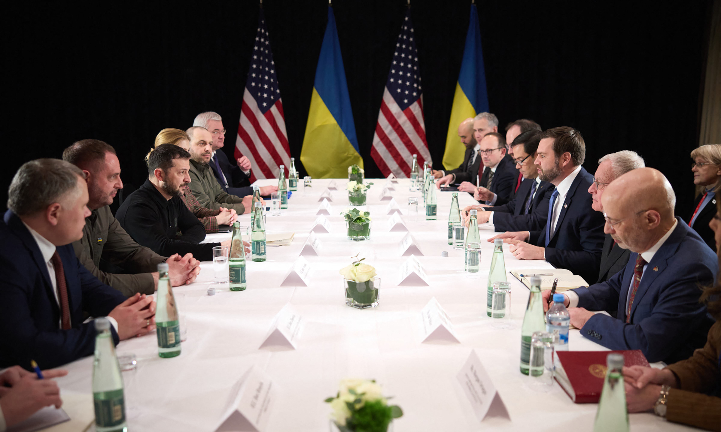 Phó tổng thống Mỹ gặp ông Zelensky, cam kết đạt hòa bình lâu dài ở Ukraine