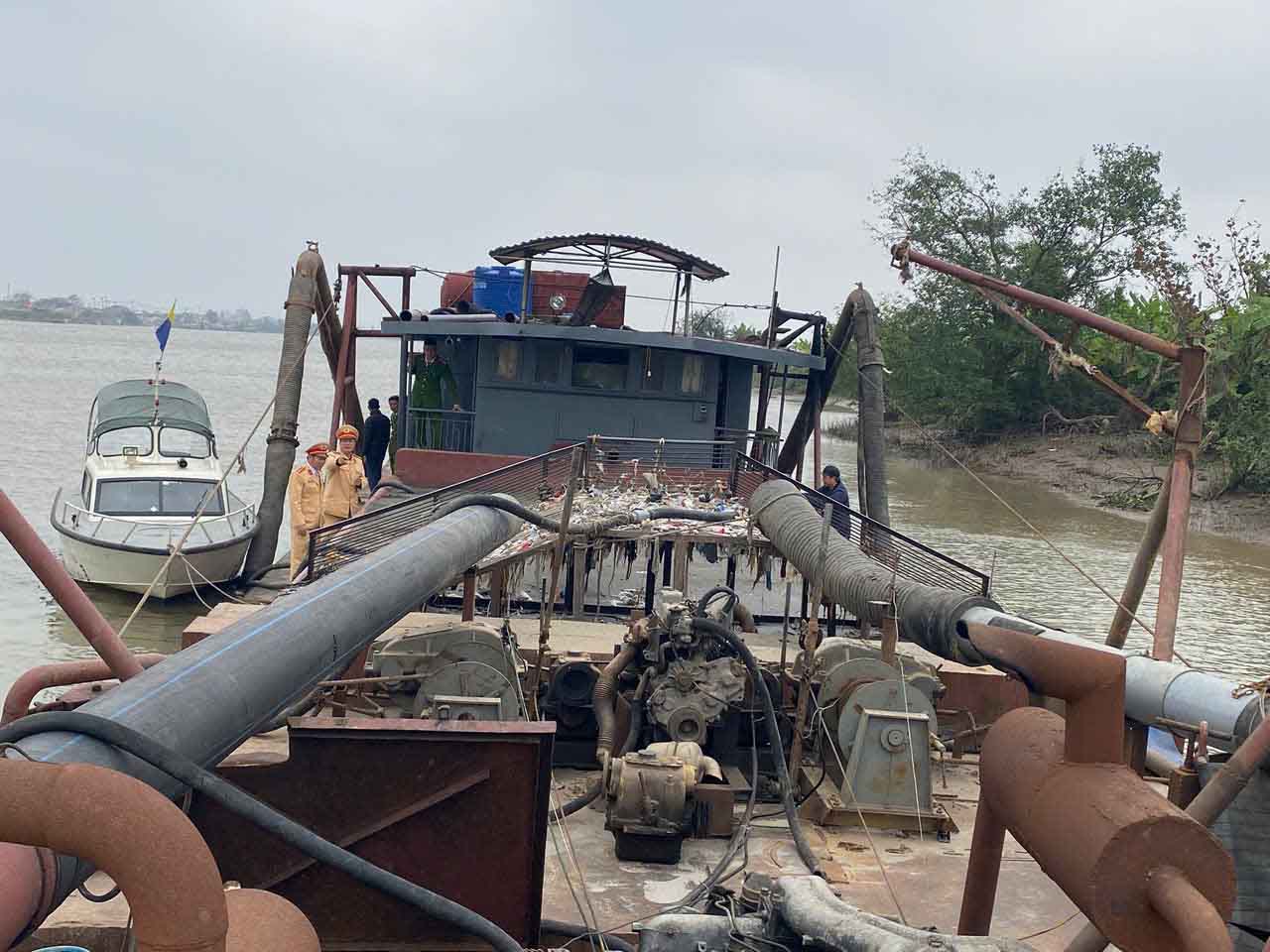 CSGT Thái Bình bắt quả tang 4 cát tặc trên sông Trà Lý