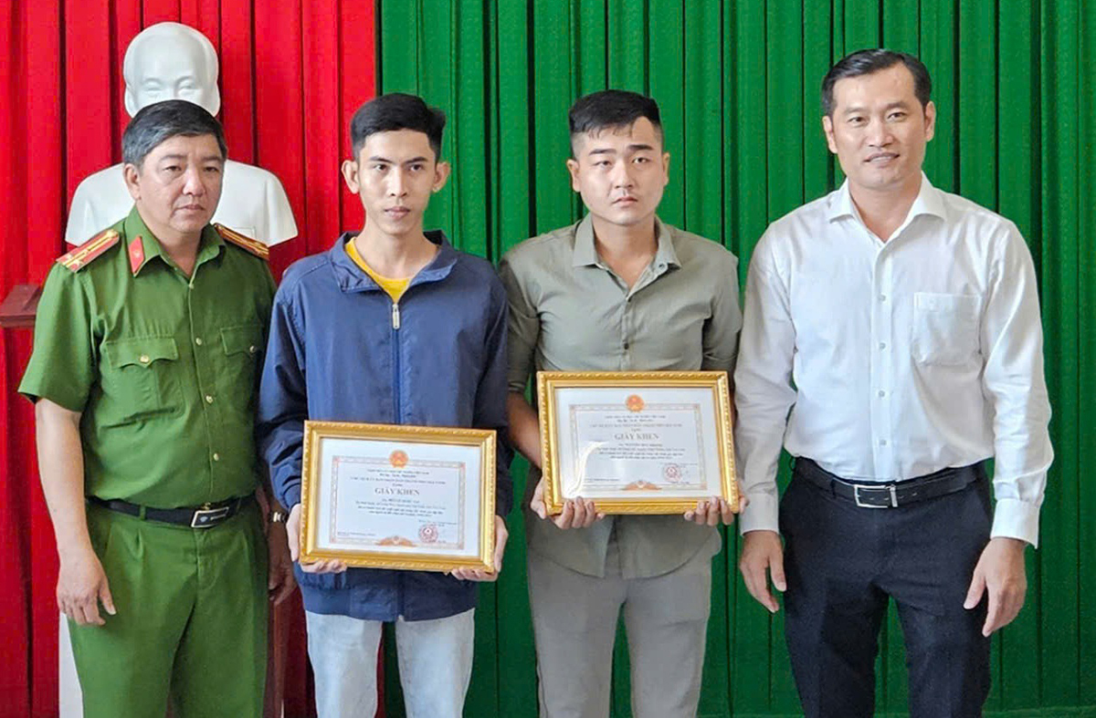 Hai thanh niên dập lửa cứu 'người mẹ bị con đốt' được tuyên dương