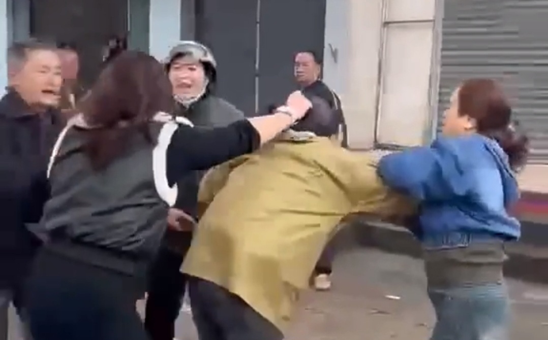Hai phụ nữ xô xát, túm tóc ông lão sau va chạm giao thông