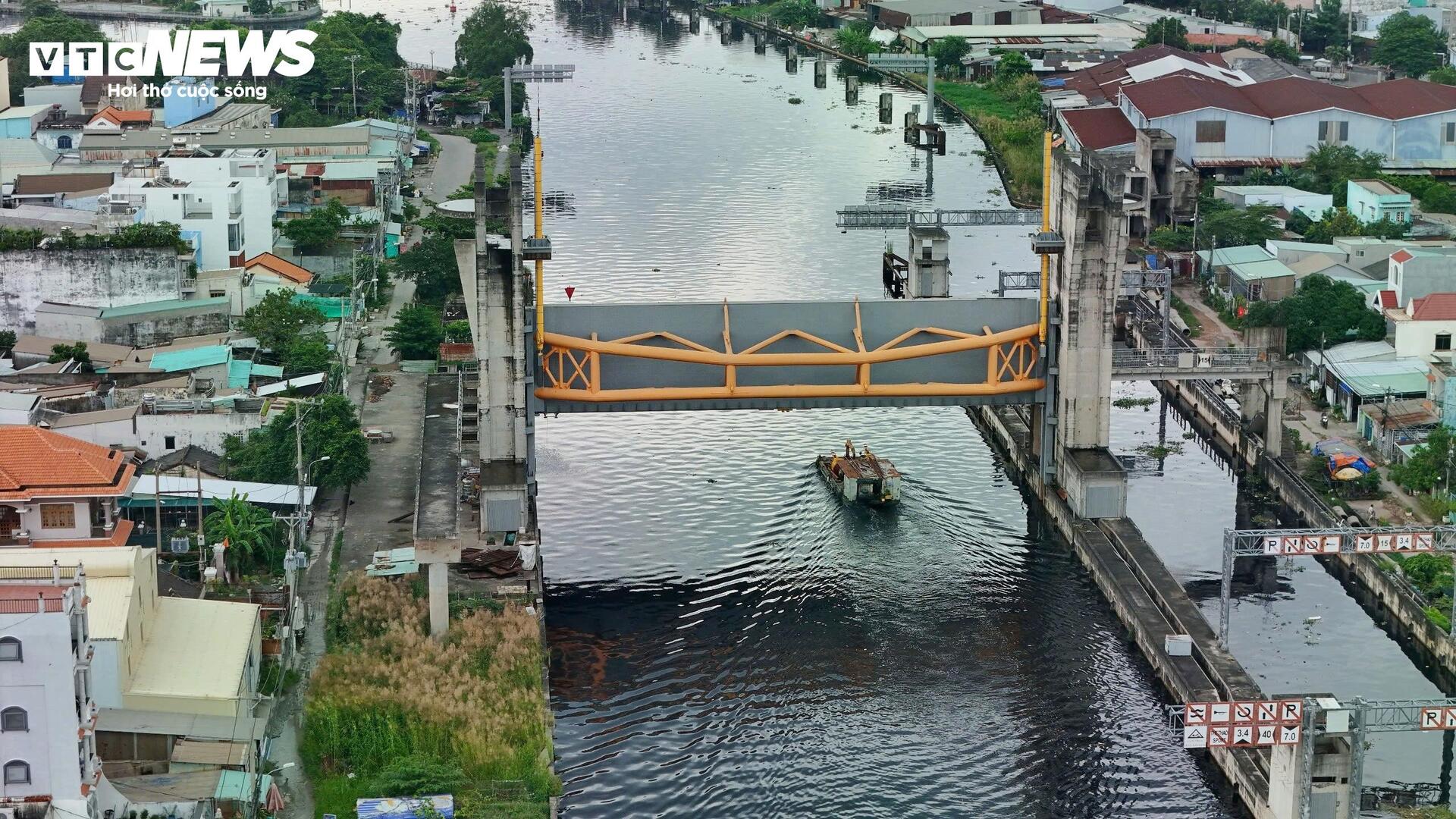 Người dân bì bõm, tát nước cạnh công trình chống ngập 10.000 tỷ ở TP.HCM